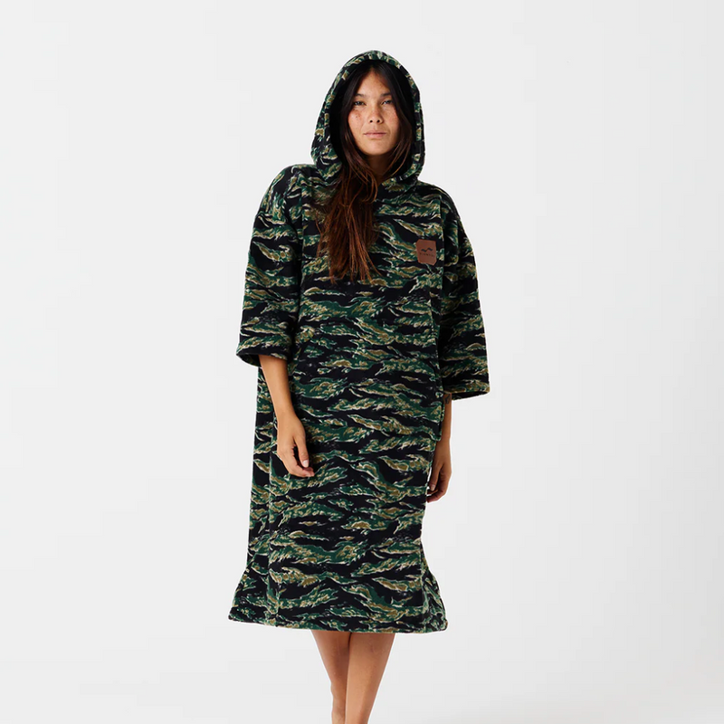 Load image into Gallery viewer, Slowtide Major Chillin' Fleece Poncho