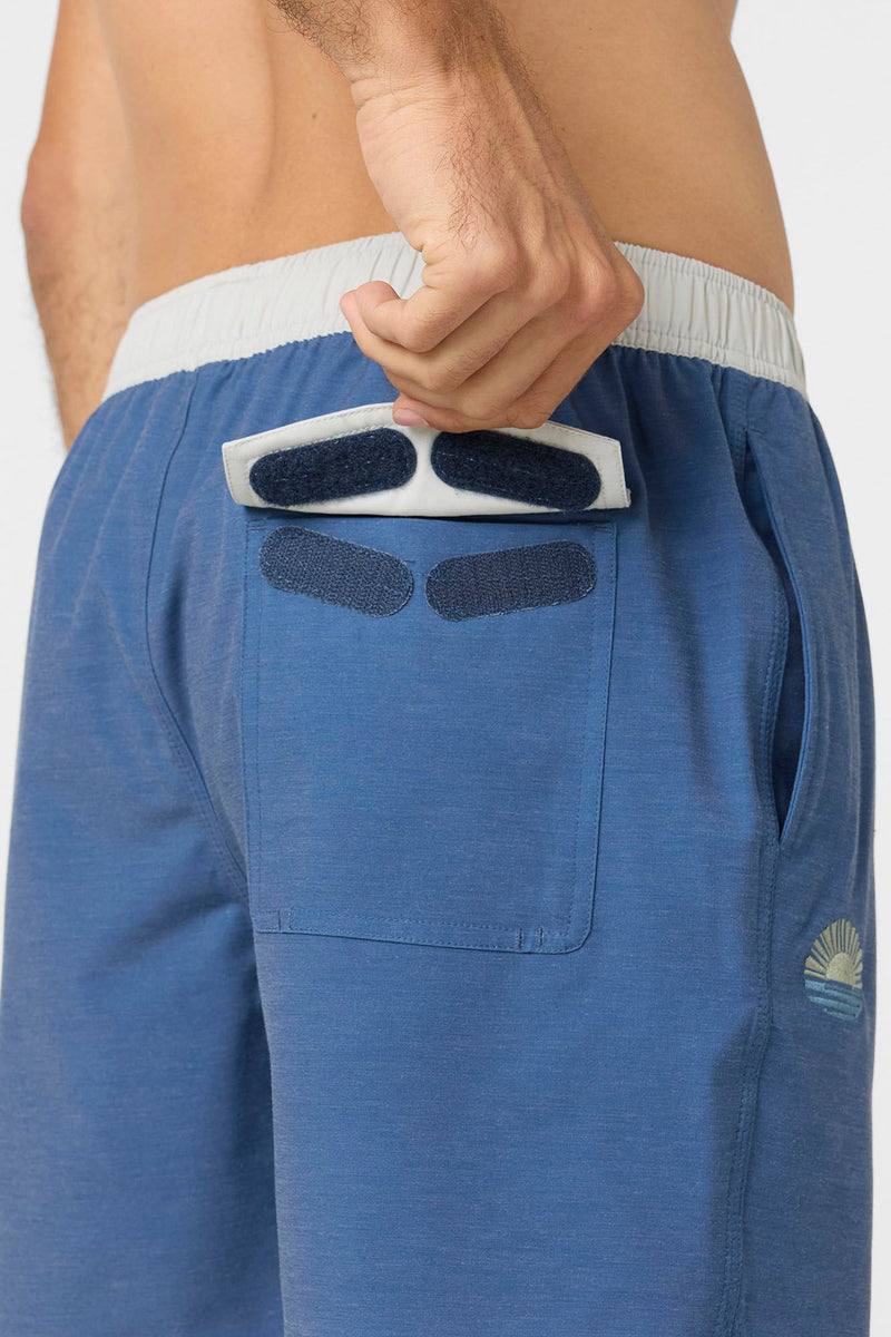 Load image into Gallery viewer, O&#39;Neill OG 16&quot; Solid Scallop Volley Shorts
